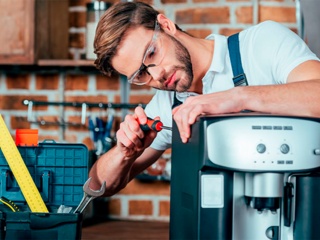 Не включается кофемашина: ремонтировать или покупать новую технику