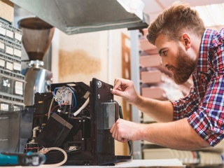 Не включается кофемашина: ремонтировать или покупать новую технику